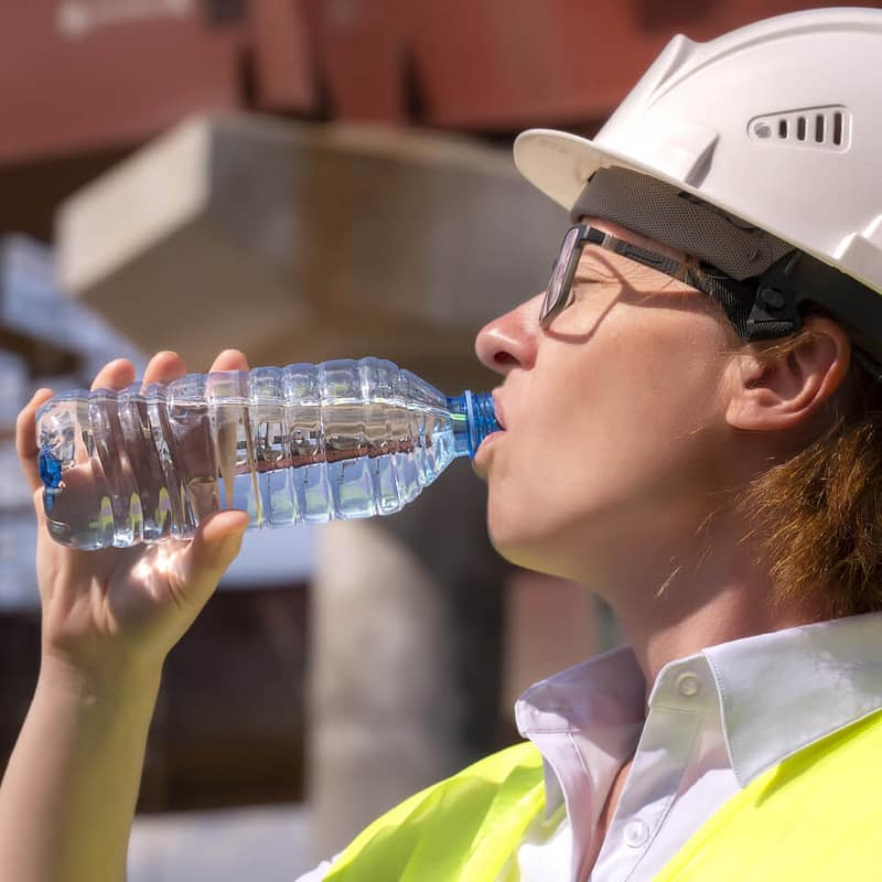 Water drinken uit flesje